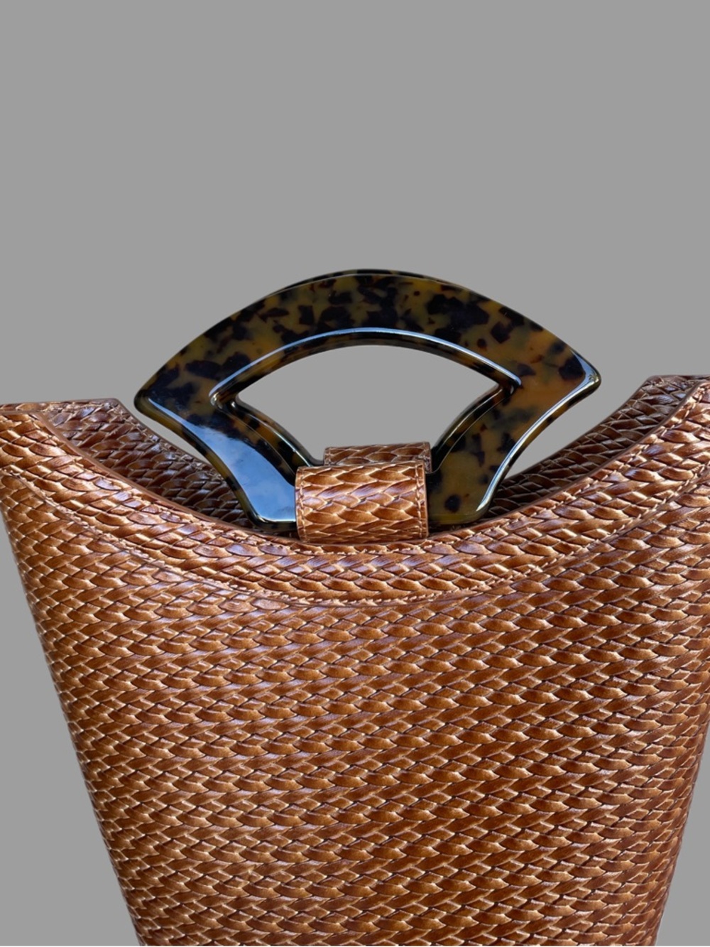 USISI SISTER Brown Woven Leather Tortoise Resin Handle Rollo Bucket Tote Bag - Picture 6 of 15